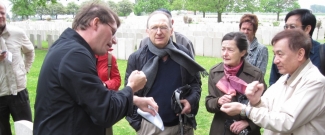 Dominiek Dendooven (IFFM) legt uit aan Samuel Chang hoe de Chinese arbeiders een identificatie-polsbandje om kregen. Dominiek Dendooven (IFFM) legt uit aan Samuel Chang hoe de Chinese arbeiders een identificatie-polsbandje om kregen.