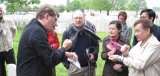  Dominiek Dendooven from the IFFM explains to Samuel Chang that Chines labourers had to put on an identification wristband 