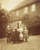 DROGE FRIEDRICH (back row left, with parents and sibings, in front of their home in Kirchberg/Hessen)