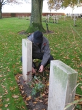  La famille de Friedrich Drge pose un peu de terre de son Heimat prs de la tombe 