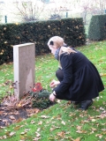  Lycenne Vanessa Keller pose une couronne  cte de la tombe de Friedrich Drge. 