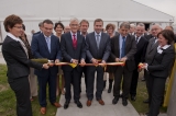  Doorknippen van het lint: schepen Jurgen Vanlerberghe, vice-minister president Geert Bourgeois, burgemeester Christof Dejaegher en gedeputeerde Vangheluwe (foto Michal Depestele) 