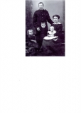 Daniel Masters (Family portrait with Clara his wife and three children, from left to right Eleanor, Daniel Richard and Daisy, 1915)