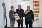 Laura en Barry Gray samen met schepen van toerisme Jurgen Vanlerberghe