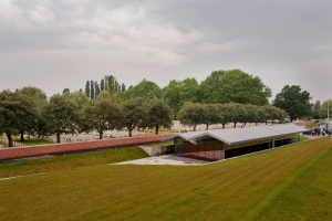 zicht op Lijssenthoek Military Cemetery en bezoekerscentrum