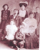Harris R (family Harris, Robert in front, arms crossed)