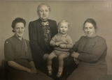 Kilburn Harry (Ada with her daughters Emily and Margaret and with her grandson Geoffrey)