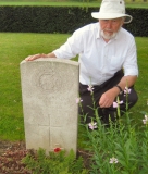 Loveland Arthur (Maurice Hewins at his grave)