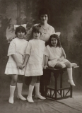JC Laxton (his wife Ellen with their three daughters, Edna, Mona and Beryl)