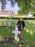 Sylvie visite la tombe de son arrire grand-pre, 2022