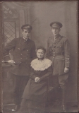 ARCHBOLD WILLIAM HESLEHURST (the solder right on the photo, on the left is his cousin William Simpson, his cousin and in the middle is Sarah Annie Archbold, his mother)
